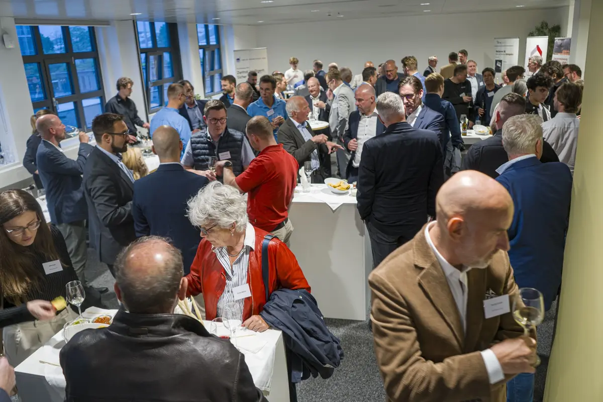 Teilnehmende im Austausch während des Networking-Bereichs beim e-Forum 2025 in Bern.