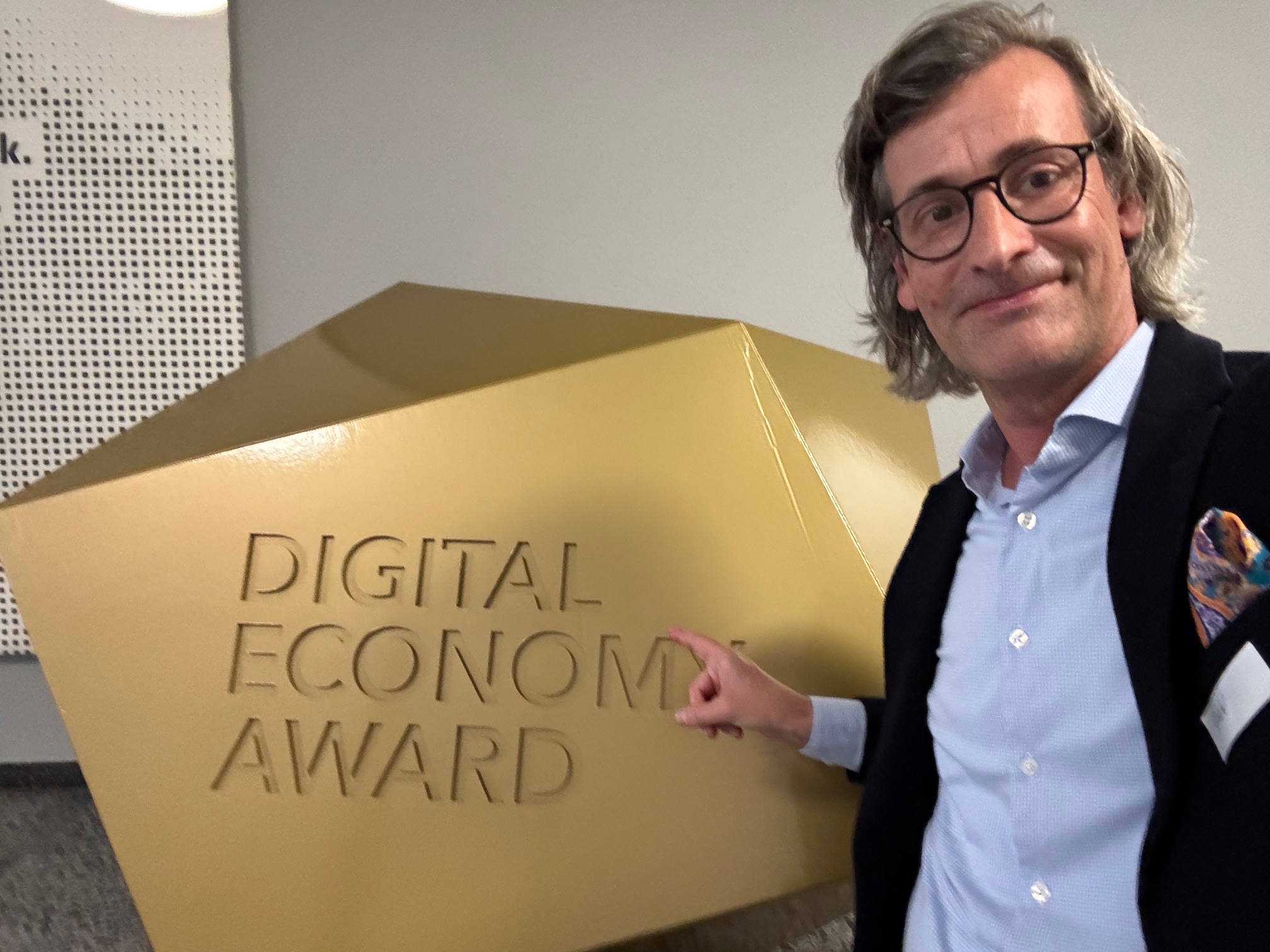 Teilnehmende im Austausch während des Networking-Bereichs beim e-Forum 2025 in Bern.